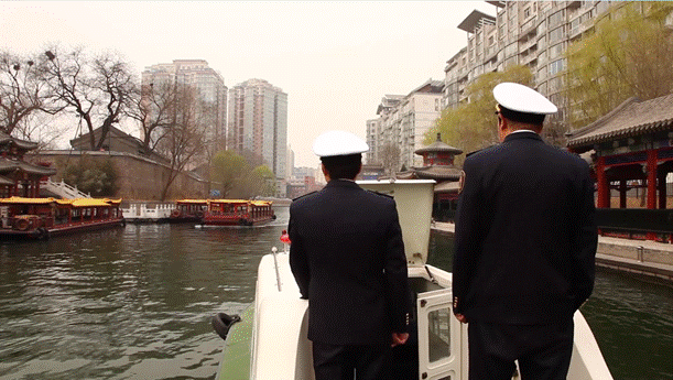 戴帽子的男人站在河邊描述已自動生成