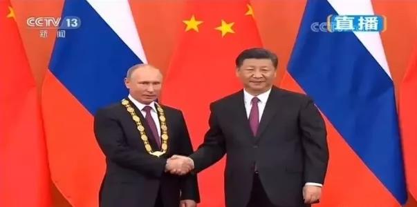 思想會客室——剛剛，習近平向普京頒授“友誼勛章”