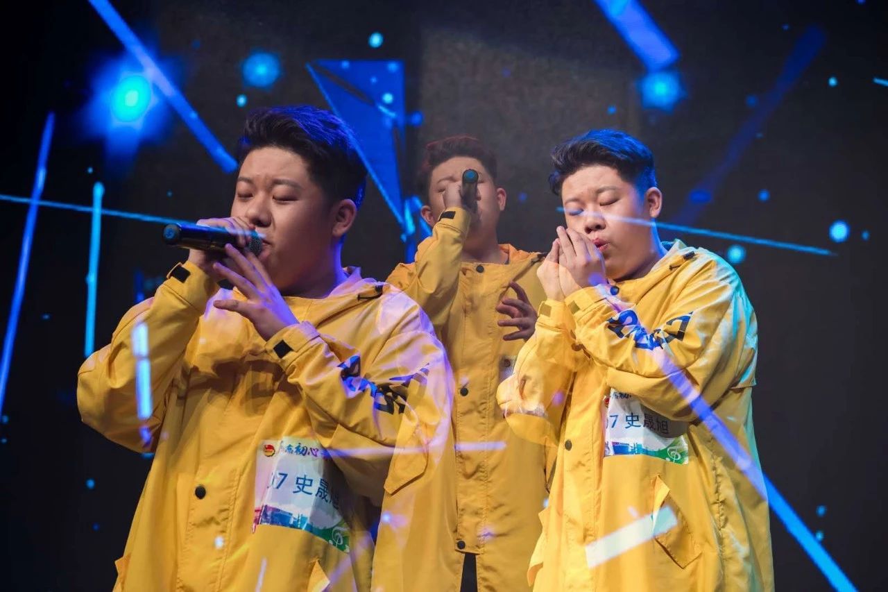 他是海淀校區小有名氣的校園歌王，曾在“中國新歌聲”的舞臺上...