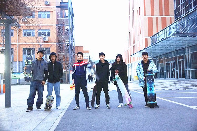 青春北交院 | 旋轉(zhuǎn)、跳躍、騰空起飛~原來(lái)滑板還可以這樣玩？
