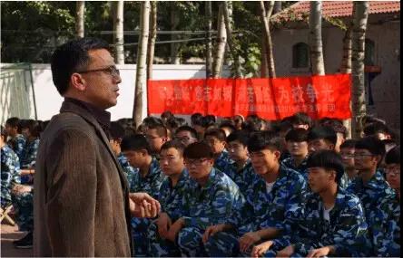 用行動贏得軍訓榮譽——學院2012級五年制高職轉段學生開始7天軍訓生活