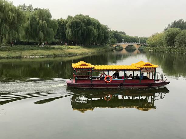 小船在河上行駛描述已自動生成