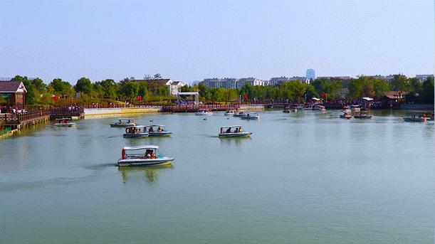 湖邊有許多船描述已自動生成