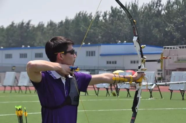 他是月薪十萬產(chǎn)品顧問，是射箭冠軍、國企員工、學生會副主席，...