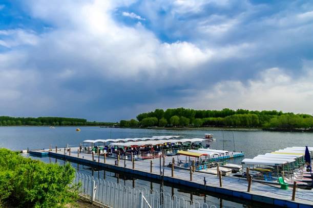 水上的橋描述已自動生成