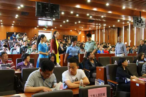 我院學生干部參加2016年高校國旗論壇暨“寄情中華，筑夢國防”第二屆國防教育文化季啟動儀式